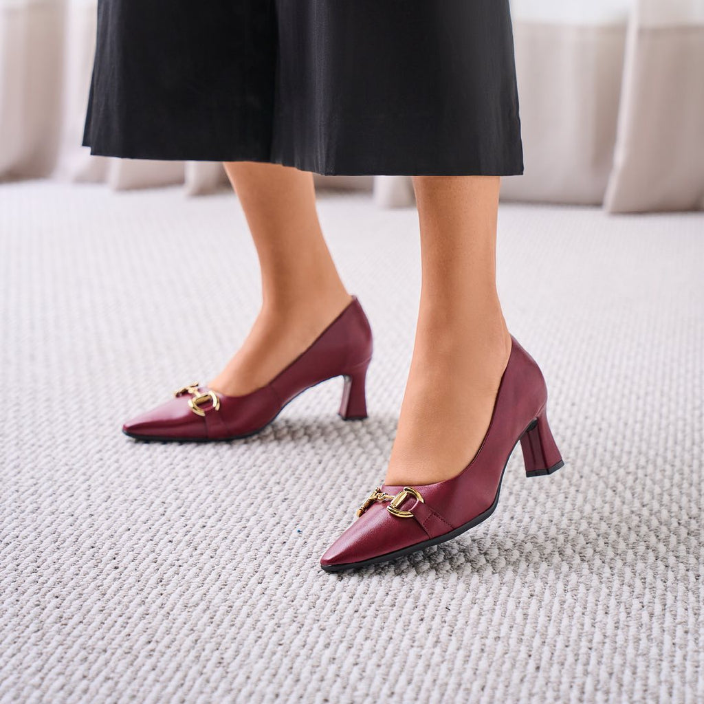 Discover the timeless beauty and sophistication of Piccadilly Ref: 764003. Our 'working woman' trend showcases classic yet sophisticated designs that are perfect for creating elegant, contemporary, or formal looks